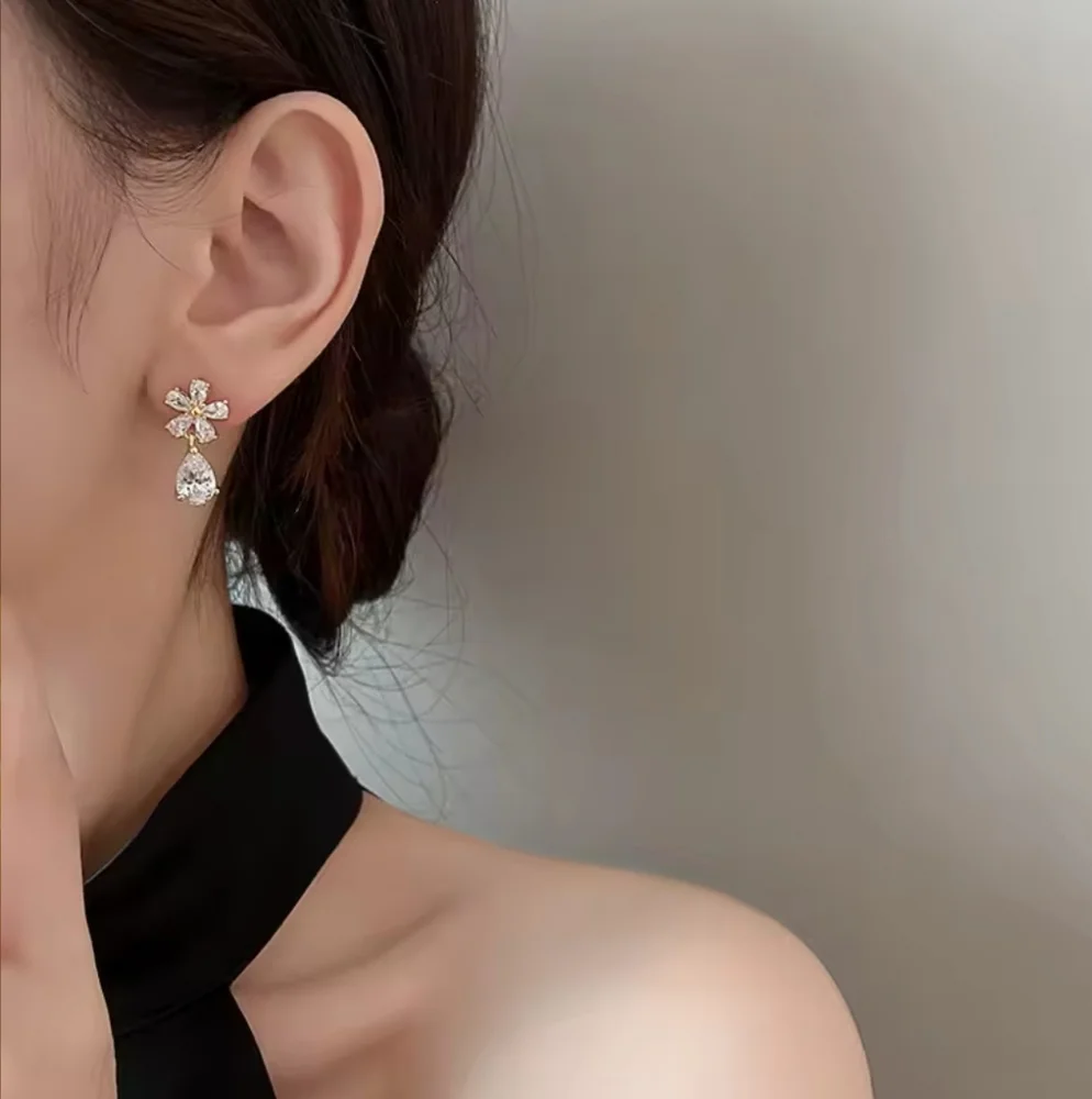 Gold Sparkling Flower Earrings